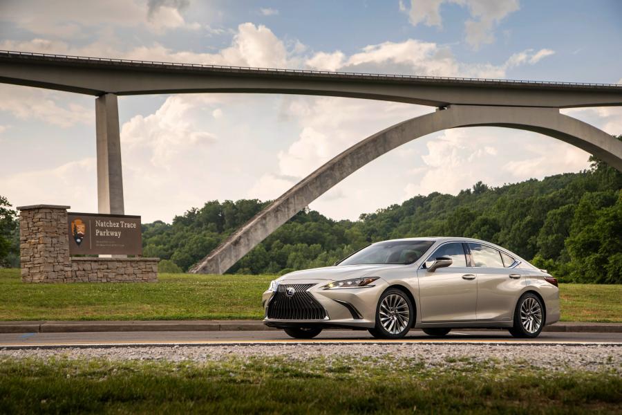  Lexus ES300h 2018 года  (NA) (фото 29 из 41)